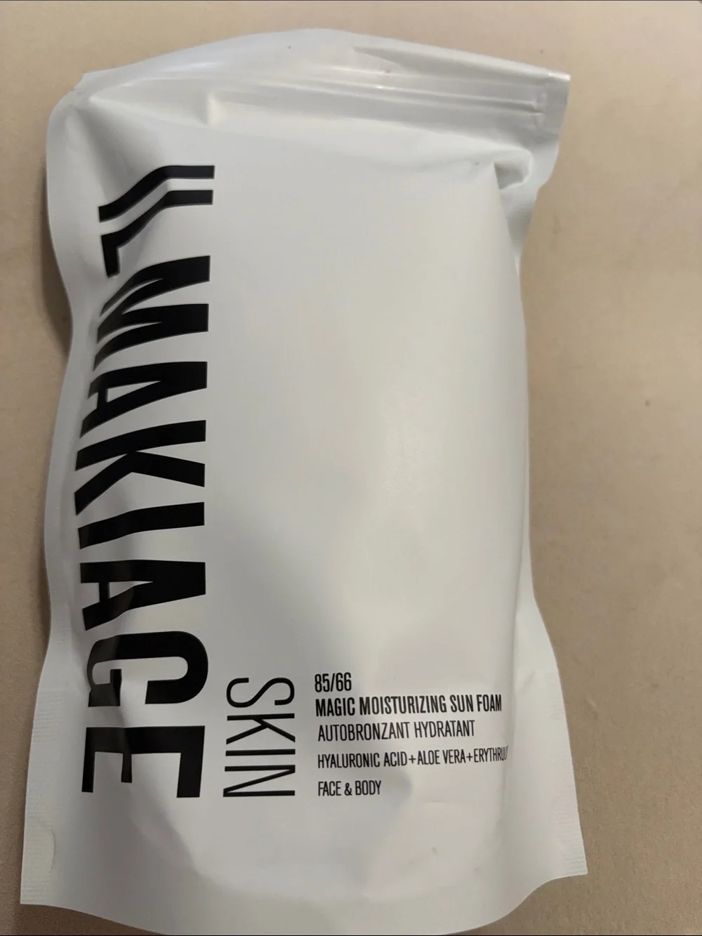 IL MAKIAGE Skin Magic Moisturizing Sun Foam - White with kabuki brush for face